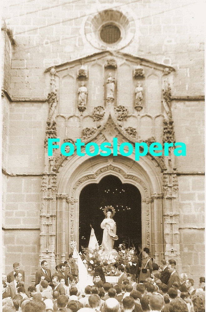 Salida en procesión de la Parroquia de la Patrona de Lopera, la Inmaculada Concepción. Año 1954