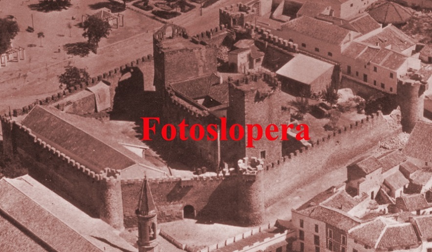 Vista aérea del Castillo de la Orden de Calatrava de Lopera. Años 50