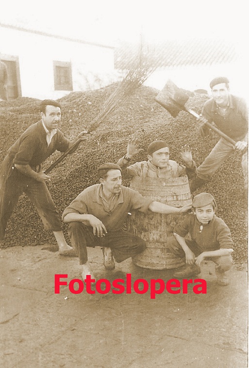 Grupo de molineros en el Molino Aceitero del Cortijo del Saltillo. Año 1969. En el barril el célebre Angel Sanz Teruel "Angelillo".
