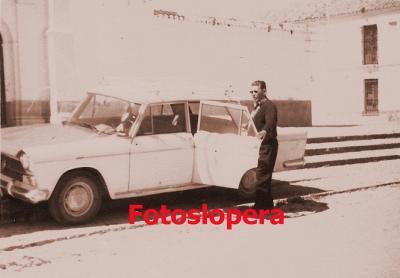 Recuerdo al taxista loperano Juan Cantero Boquizo con su Taxi Seat 1500 en la Lonja de la Ermita de Jesús