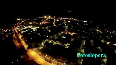 Una vista aérea nocturna de la Villa de Lopera realizada con un drone por Rafael Quero Monge