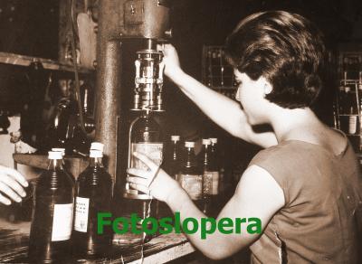 La loperana Mari Izquierdo envasando Aceite de Oliva Virgen Extra en la Cooperativa La Loperana 1964.