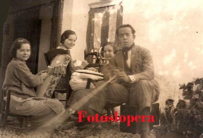 La familia Cobo de Lopera haciendo encajes de bolillos en el Molinillo. Año 1935