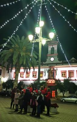 Pasacalles "Cantando a la Navidad" con Villancicos Populares a cargo de la Escuela de Canto "Entre Notas" de Lopera.