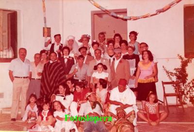 Grupo de loperanos celebrando el Día del Pilar en la Casa Cuartel de la Guardia Civil deLopera. Año 1983