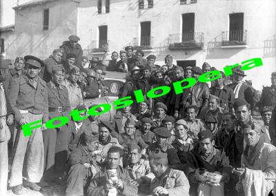 Grupo de Soldados Nacionales (Requeté) en la Plaza del Altozano de Lopera. Enero 1937. Archivo Serrano.