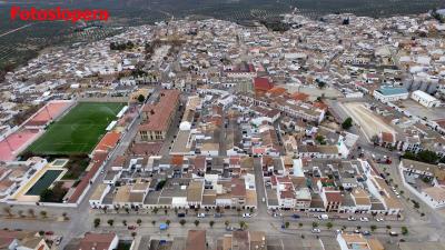 Vista aérea parcial de la Villa de Lopera realizada con un drone por el loperano Víctor Ansino Menor desde las inmediaciones del Pabellón Cubierto de Lopera