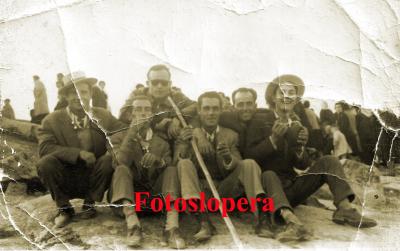 Grupo de loperanos en la Romería de la Virgen de la Cabeza. Año 1959. Antonio Morales, Juan López, Andrés Gutiérrez ...Foto Diego Morales