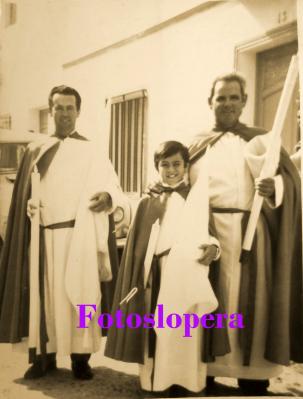 Los hermanos de la Cofradía del Cristo de la Expiración de Lopera. Antonio Valenzuela, Antonio Valenzuela y Antonio García.