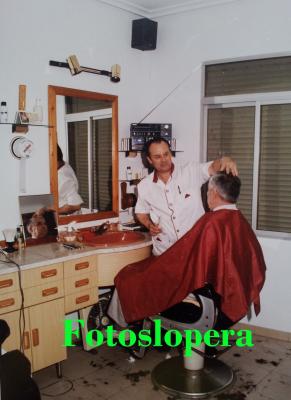 Un recuerdo a Pedro Galán Platero el último Barbero tradicional de Lopera. En la foto pelando a Manuel Hueso Platero en 1995.