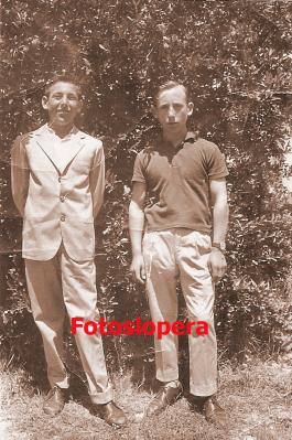 Los loperanos Antonio Pérez Cobo y Francisco Ogalla Cantero en una Semana Santa del año 1968.