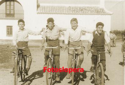 Excursión en bicicleta de D. Francisco Valenzuela con sus alumnos a la Casería del Conde el 13-11-1959. Benito Valenzuela, Luis Cámara, José Valenzuela y Juan Gutiérrez.
