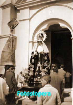 Procesión de Ntra. Sra. de los Dolores entrando a la Ermita de Jesús tras realizar su estación de penitencia. Años 50