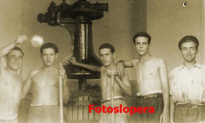 Grupo de loperanos molturando uva en las Bodegas Maryloren de Lopera. Año 1950. Diego Parras, Juan Cruz, Antonio Cruz, Mariano Carpio y Francisco Sevilla