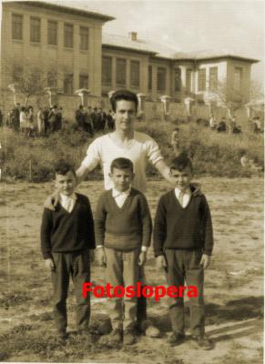 El jugador del Lopera C. F. Manuel de Torres Ramos junto a los niños Francisco Javier de Torres, Manuel Peña y Jesús de Torres. Años 60