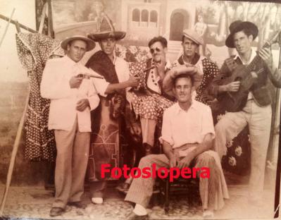Grupo de loperanos en la Feria de los Cristos del año 1949. José Huertas, Francisco Pérez, Francisco Moreno, Miguel de la Torre, Fernando Huertas y Francisco Cámara.