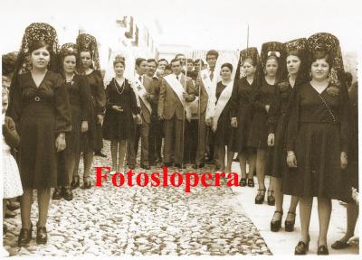 Cofradía de la Virgen de la Cabeza de Lopera siendo hermano mayor Juan López Madero. Año 1975