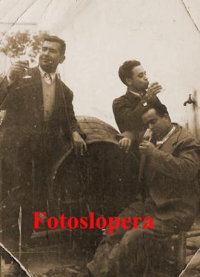 Grupo de loperanos degustando vino en las Bodegas Vda. de Valenzuela. Años 50. Miguel Jiménez, Cristóbal Huertas y Manuel Moreno