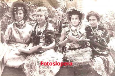 Grupo de loperanas disfrazadas en el Carnaval del año 1962. Maruja Menor, Lola Alcalá, Mari Paz Moreno y Leli Moreno.