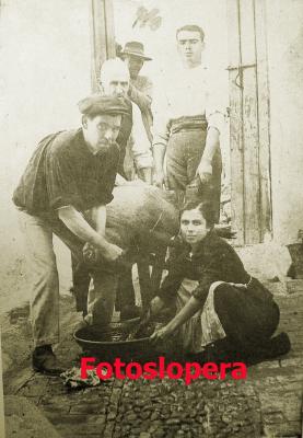 Estampa de una matanza loperana en los años 30 del siglo XX. Manuel Santiago, Miguel Alcalá, Heliodoro Santiago y Ana Santiago.