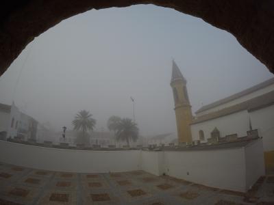 Amanecer con niebla en la puerta principal del Castillo de Lopera a través de una foto de Marcos Corpas.
