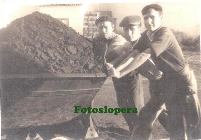 Operarios de la Cooperativa Oleícola La Loperana junto a una de las vagonetas. Año 1964. Francisco Muñoz, Diego Lara y Bernardo Castillo