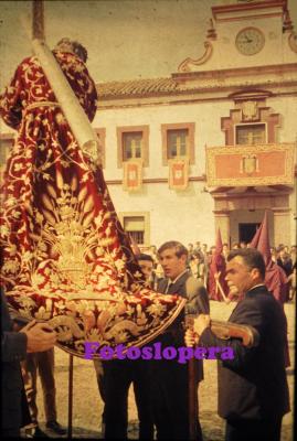 Procesión de Ntro. Padre Jesús Nazareno un Viernes Santo por la mañana a su paso por al Plaza Mayor de Lopera. Año 1971. Antonio Rodríguez y Andrés Vallejo.