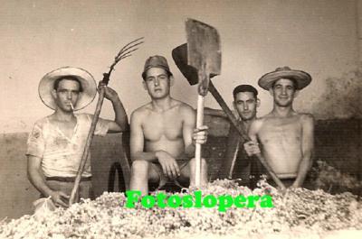 Grupo de Loperanos molturando uva en el lagar de las Bodegas MaryLoren. Lopera año 1952. Pedro García, Juan Cruz, Antonio Cruz y Diego Partera.