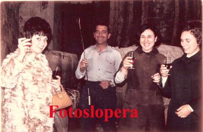 Las hermanas Carmeli y Pepita Uceda degustando vino en las Bodegas Sotomayor del Castillo junto a una amiga y el operario de las bodegas Rafael Palomo. Años 70.