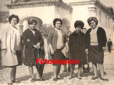 Grupo de loperanas junto a la Ermita del Cristo Chico. Año 1964. Antonia Santiago, Mari Izquierdo, Carmen Santiago, Dolores Garrido y Mari Agudo.