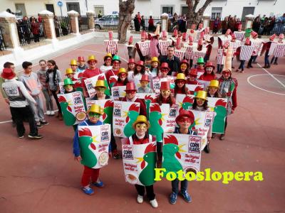 Los 284 alumnos y profesores del CEIP Miguel de Cervantes  llenan de luz y colorido las calles de Lopera en el tradicional Carnaval Escolar