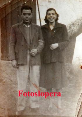 Hoy nuestro recuerdo a una persona muy ligada a las Chirigotas y al Carnaval Loperano Rafael Morales (el Chico la Girona, Chicote) junto a su mujer Ana Rubio.