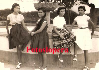 Grupo de loperanas junto a la Fuente del Jardín Municipal un 16-11-1958. Angelita Corazón, Marichón Melero, Anita Melero y Conchi Bellido.