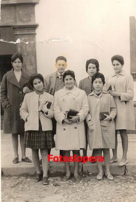 Grupo de loperanos en la puerta del Ayuntamiento. Año 1963. Antoñita Agudo, Rafael Rojas, Julia Pacheco y Beni López. Francisca Garrido, Lorenza Alcalá y Loli Garrido.