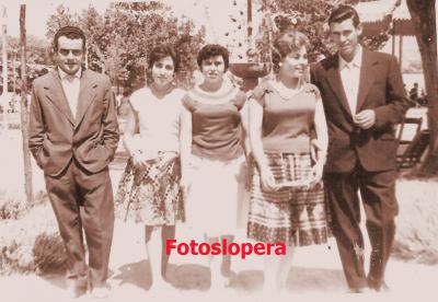 Grupo en el Jardín Municipal en la Feria de los Cristos. Año 1963. Francisco Román, Tiscar Ortuño, Conchita Román, Benita Alcalá y Manuel Ortuño.