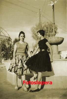 Paseo vespertino por el Jardín Municipal de Lopera de la mano de Pilar Castillo y Conchi Bellido un 12-10-1959
