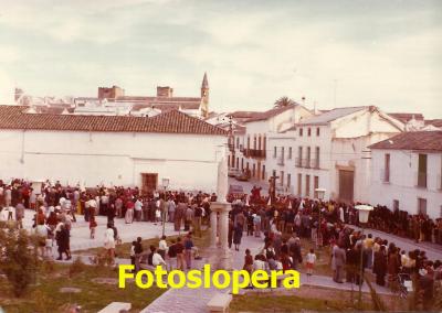 Procesión del Cristo de la Expiración y la Soledad a su paso por el Paseillo (Hoy Plaza de Juan Rafael Criado). Año 1975
