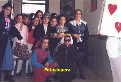 Alumnos del Colegio Miguel de Cervantes de Lopera celebrando el Carnaval. Curso 1989-90.