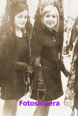 Las Loperanas Tere Sanz y Ani Chueco acompañando de mantilla el paso de la Soledad. Año 1975