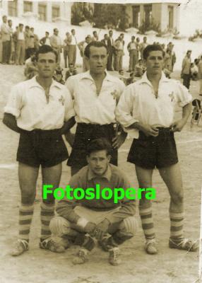 Grupo de jugadores del Lopera C.F. año 1953. Francisco Marín, Rafael Quero, Antonio Pedrosa y Blas José Prieto.