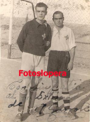 Los jugadores del Lopera C. F.  Manuel Garrote Torres y Francisco Herrero Sánchez. Año 1953