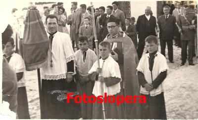 El párroco D. Miguel Luque Pardo en una procesión por las calles de Lopera junto a los acólitos Juan Luis Gálvez, Juan, Gabriel Luque, Juan Uceda, Juan Huertas. Año 1953