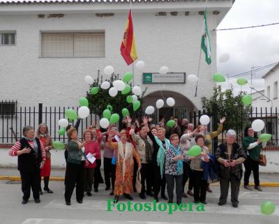 Los socios del Centro de Participación Activa de Mayores de Lopera celebran el Día de Andalucía con Charlas, Certamen de Relatos, Canto del Himno de Andalucía, suelta de globos y la degustación del típico cachurro.