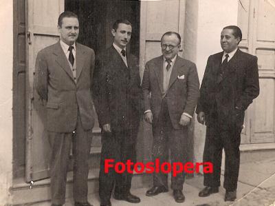 Grupo de amigos en las puertas del Cine Cervantes de invierno. Vicente Orti, Eufrasio Barberán, Luis Barberán y Antonio Melero
