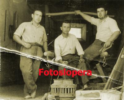 Loperanos en la Carpintería de Nicolás García Hurtado. Pedro Valenzuela, Francisco Cobo y Nicolás García.