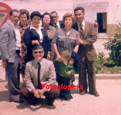 Grupo de matrimonios de Lopera en 1976, al fondo el Hogar Juvenil Alfonso Orti. Julio Moreno, Josefa Partera, Mª Antonia Hueso, María Vadillo, Benito Moreno, Antonia García, Tomás Gutiérrez y Pedro Hueso.