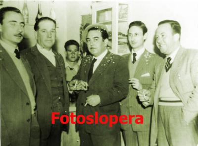 Grupo de loperanos departiendo en el ambigú "La Jaula" el Cine Cervantes. Eufrasio Barberán, José Sanz, Manuel Ruiz, Antonio Corazón y Serafín Gascón.