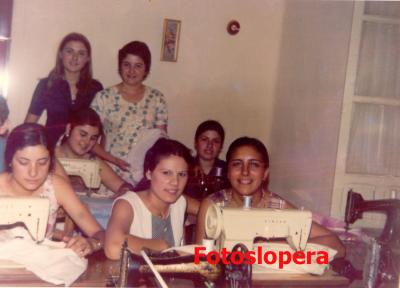 Taller de bordados a máquina de Isabel Lara Soler en 1974. Carmen Lara, Rafi Sanz, Leli Palomo, Ani Martínez, Tere Manchado, Mª Carmen Corpas y Paqui Cardeña.