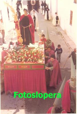 Procesión de San Juan Evangelista en carro a su paso por la calle Nueva (hoy José López Quero). Año 1975