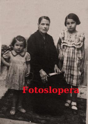 La Abuela Margarita Alcalá y las nietas Rafaela y Margarita Merino. Lopera 1939.